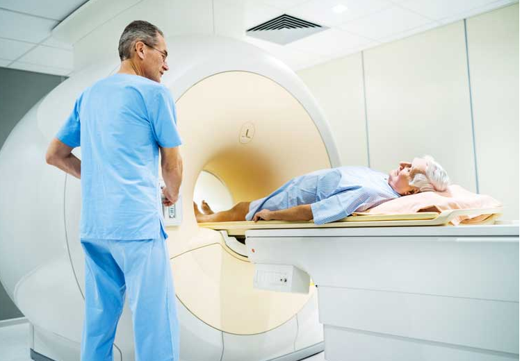 تصوير القلب بالرنين المغناطيسي هو فحص يستخدم مجالًا مغناطيسيًا وموجات تردد راديوي لإنتاج صور دقيقة ومفصلة للقلب والشرايين. تصوير القلب بالرنين المغناطيسي هو فحص يعطي صورًا تفصيلية للقلب والشرايين. يساعد هذا الفحص في تشخيص أمراض القلب المعقدة. وهو فحص آمن وغير مؤلم لمعظم الأشخاص.